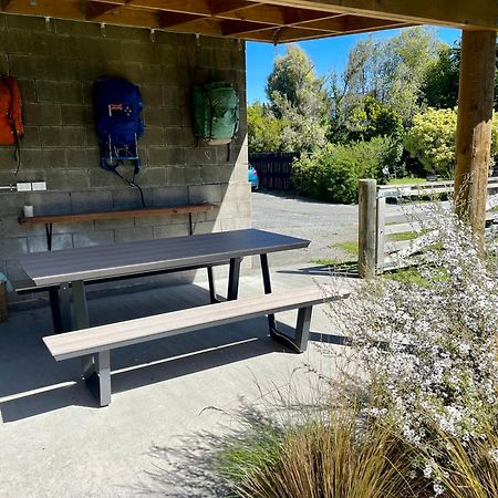 Te Anau Lakefront Backpackers Buitenkant foto The kitchen at the Te Anau i-site