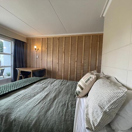 Te Anau Lakefront Backpackers Buitenkant foto A room at the hotel