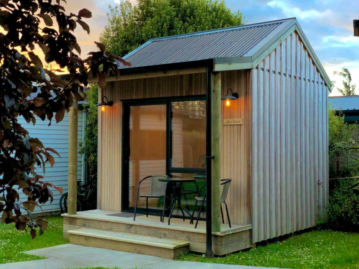 Te Anau Lakefront Backpackers Buitenkant foto A garden room in New Zealand
