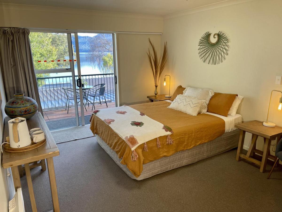 Te Anau Lakefront Backpackers Buitenkant foto A room at the hotel