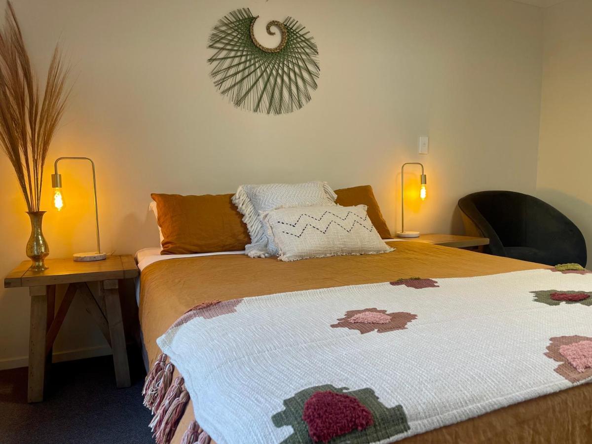 Te Anau Lakefront Backpackers Buitenkant foto A bedroom at the hotel