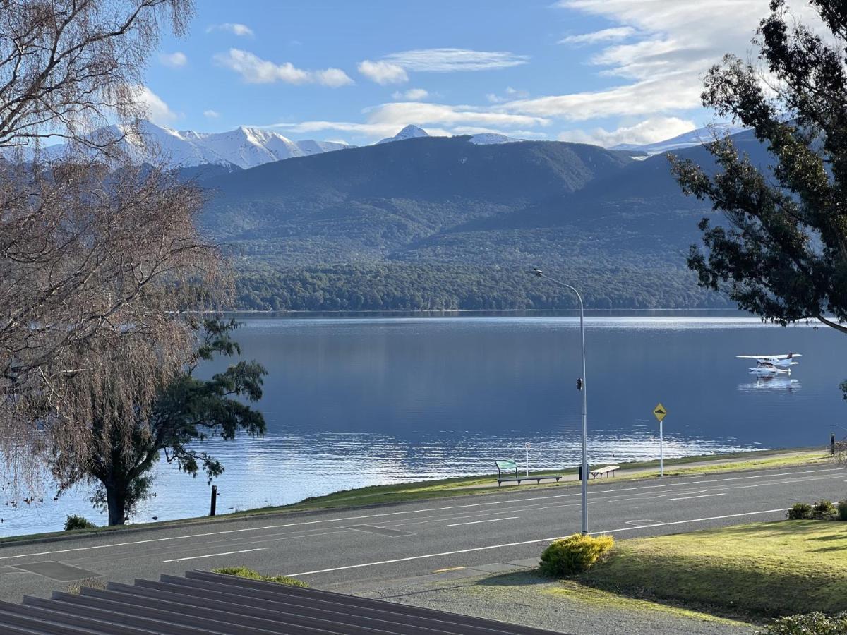 Te Anau Lakefront Backpackers Buitenkant foto View of Lake Te Anau from the town