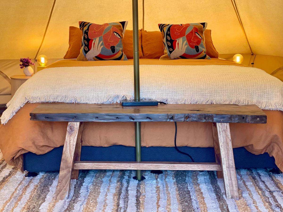 Te Anau Lakefront Backpackers Buitenkant foto A bed in a bell tent