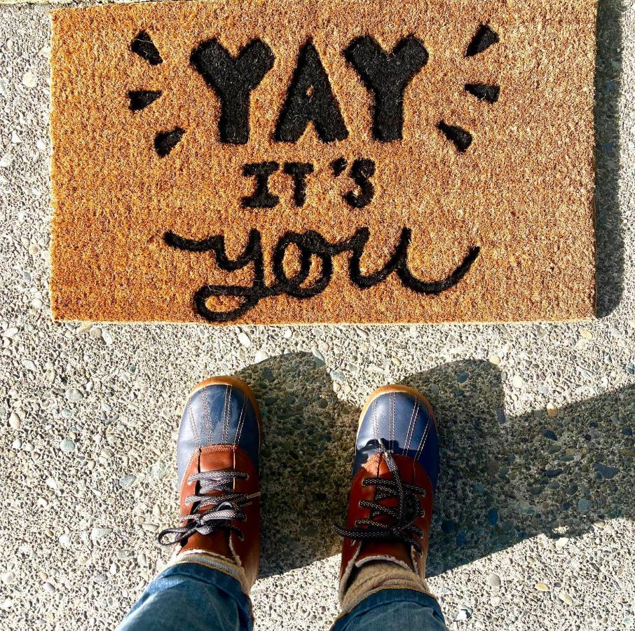 Te Anau Lakefront Backpackers Buitenkant foto A doormat with a message