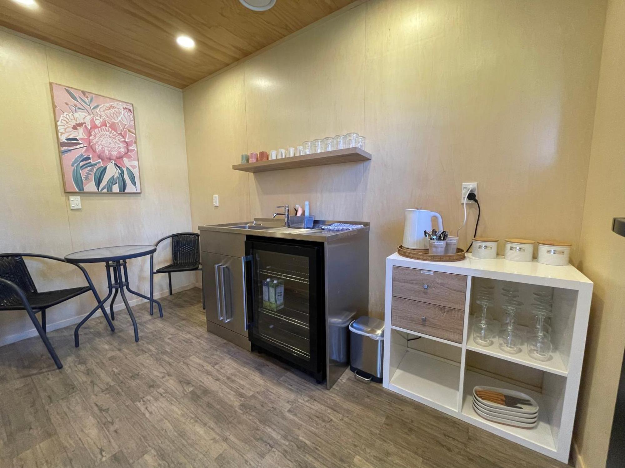 Te Anau Lakefront Backpackers Buitenkant foto A small kitchen in a hotel