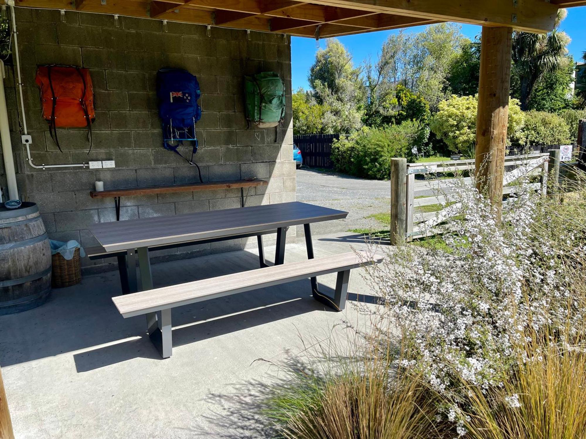 Te Anau Lakefront Backpackers Buitenkant foto The kitchen at the Te Anau i-site