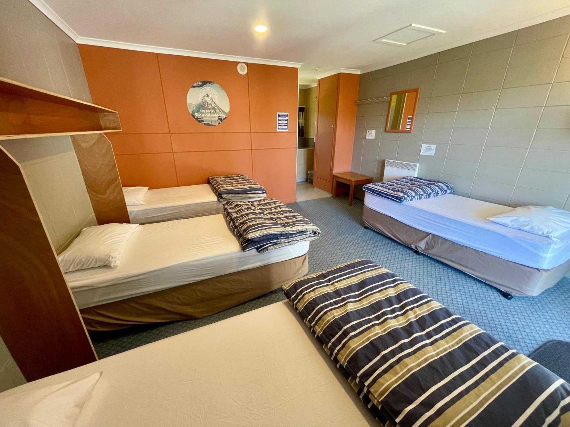 Te Anau Lakefront Backpackers Buitenkant foto A room at the hotel