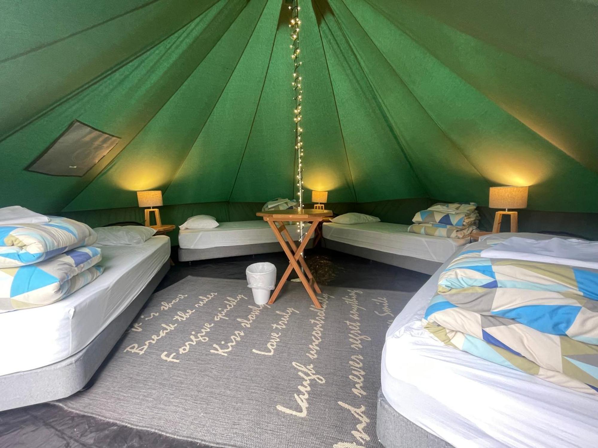 Te Anau Lakefront Backpackers Buitenkant foto Interior of a bell tent