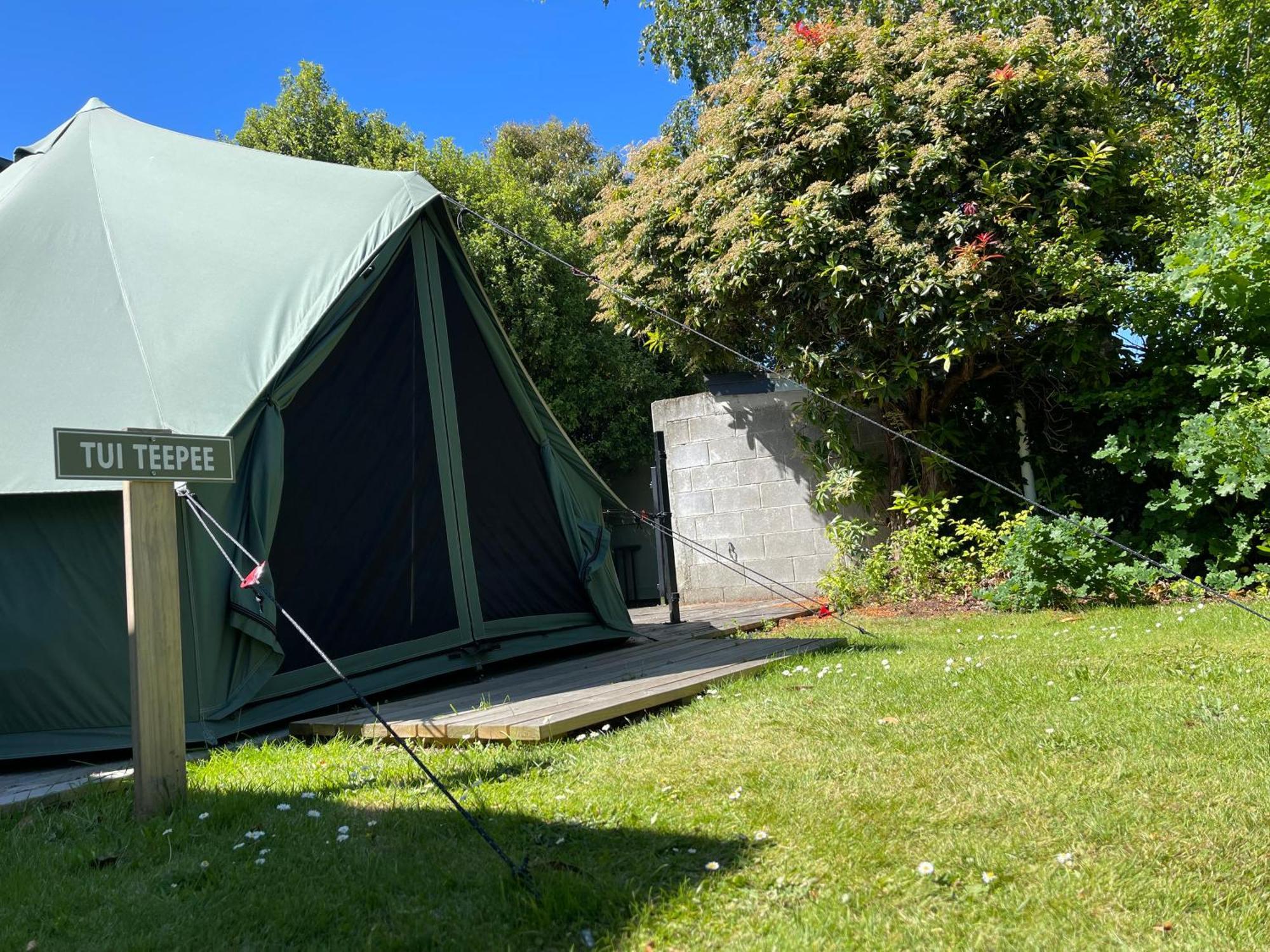 Te Anau Lakefront Backpackers Buitenkant foto A tent at the camp