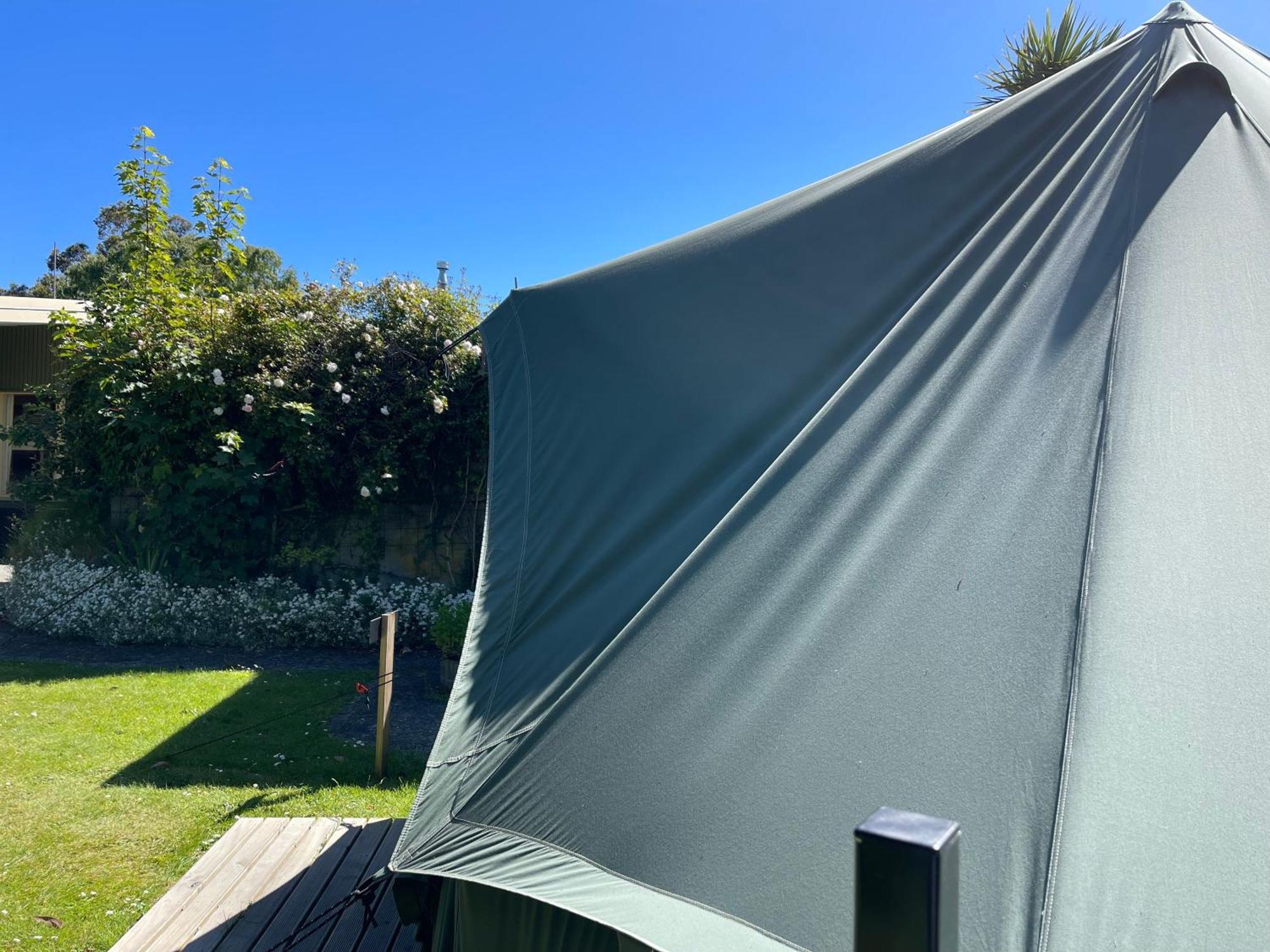 Te Anau Lakefront Backpackers Buitenkant foto A tent fly with a mesh door