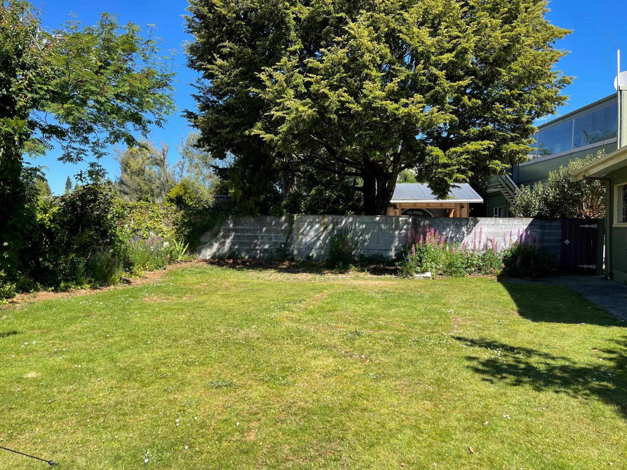 Te Anau Lakefront Backpackers Buitenkant foto The garden of the house