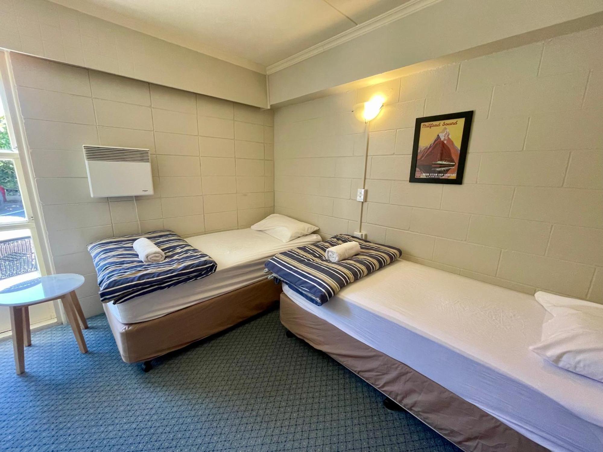 Te Anau Lakefront Backpackers Buitenkant foto A room at the hotel
