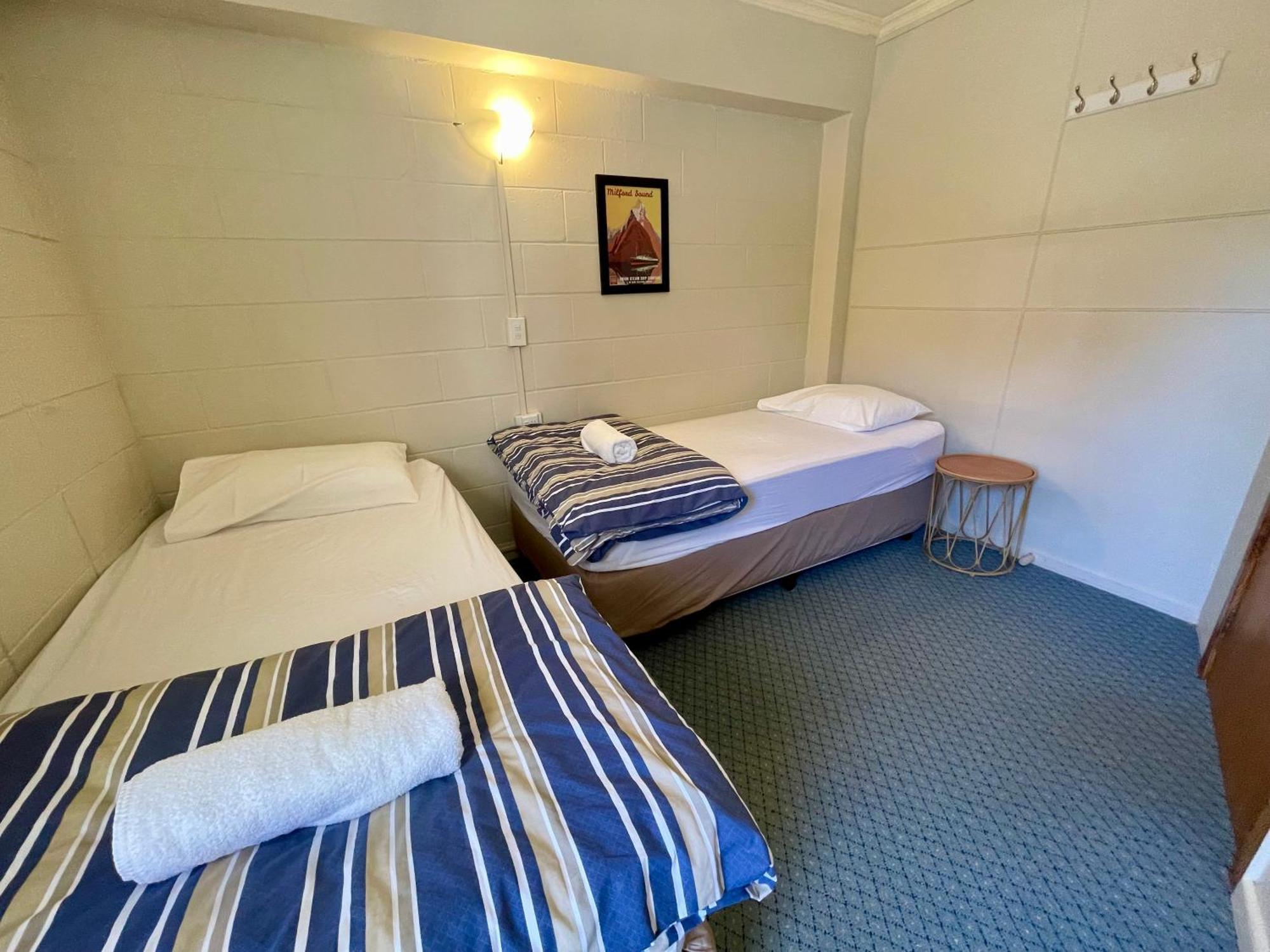 Te Anau Lakefront Backpackers Buitenkant foto A room at the hotel