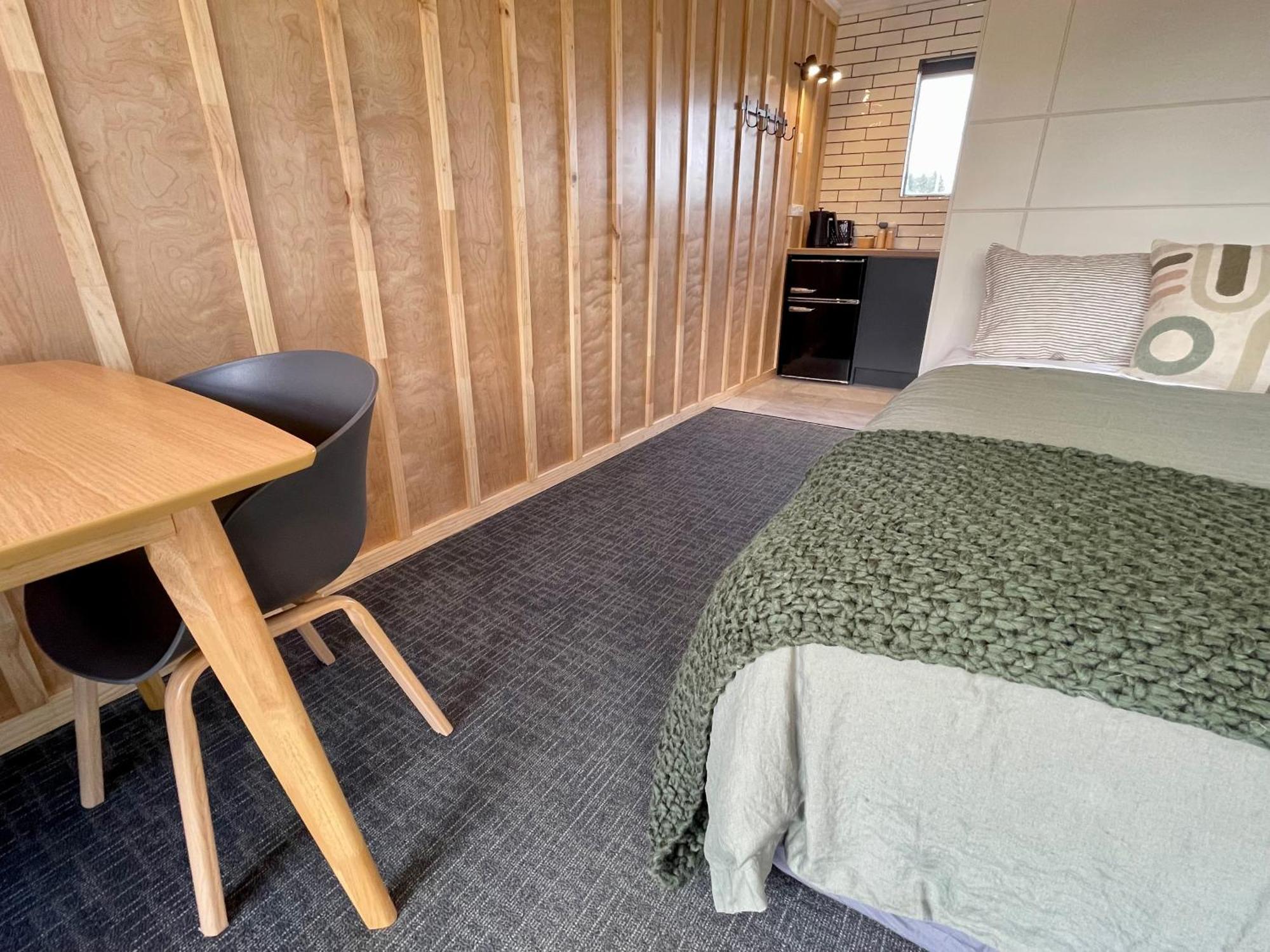 Te Anau Lakefront Backpackers Buitenkant foto A room at the hotel