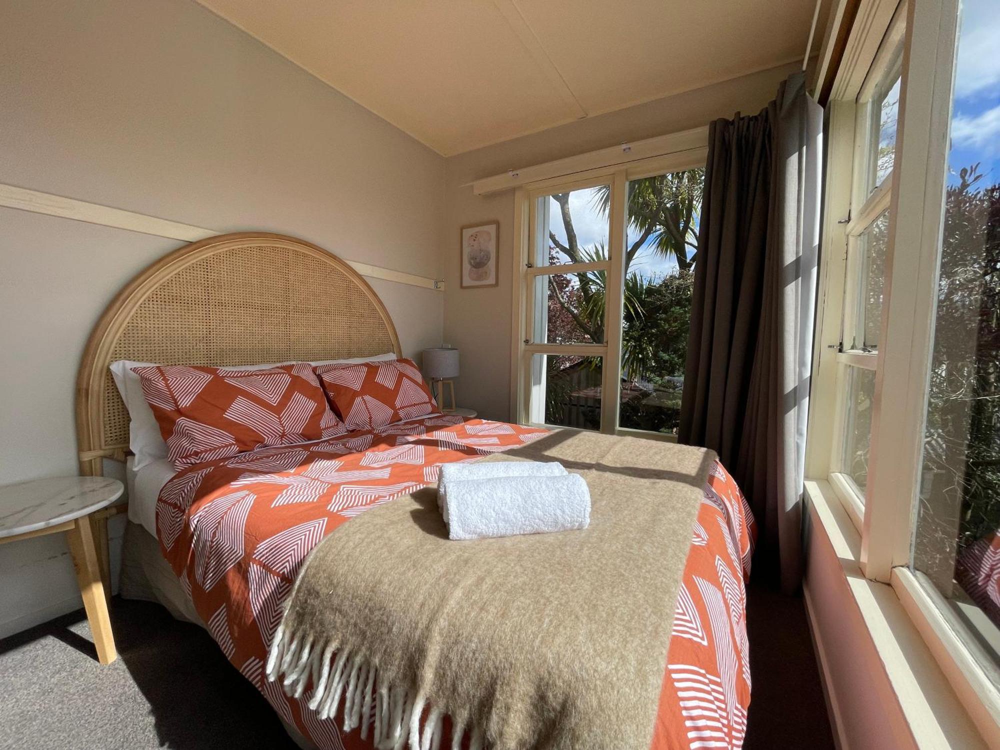 Te Anau Lakefront Backpackers Buitenkant foto A bedroom at the hotel