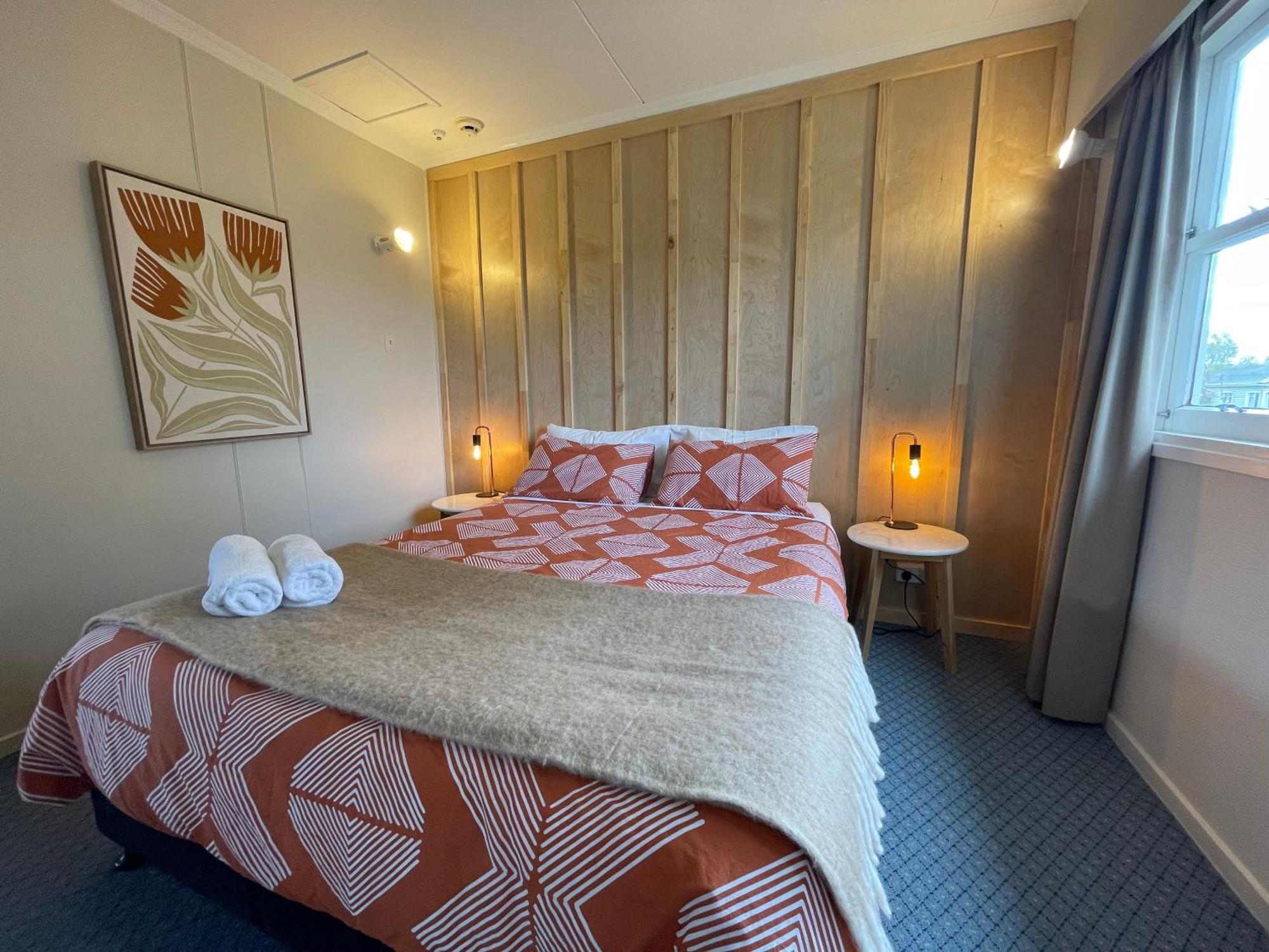 Te Anau Lakefront Backpackers Buitenkant foto A bedroom at the hotel