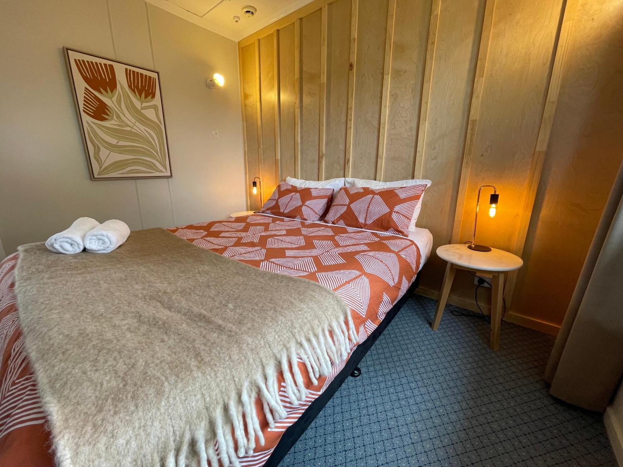 Te Anau Lakefront Backpackers Buitenkant foto A room at the hotel