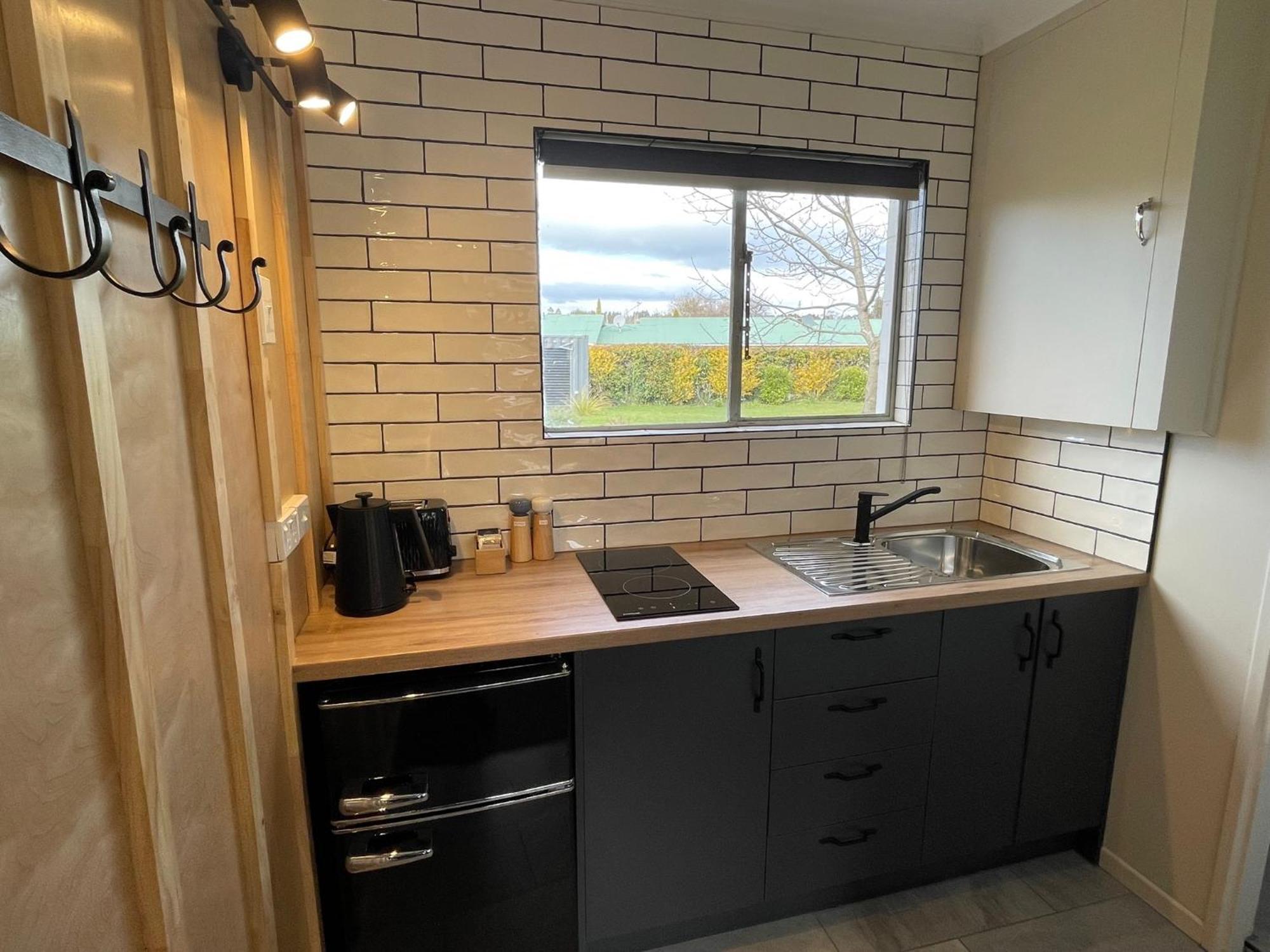 Te Anau Lakefront Backpackers Buitenkant foto A kitchen in a micro apartment