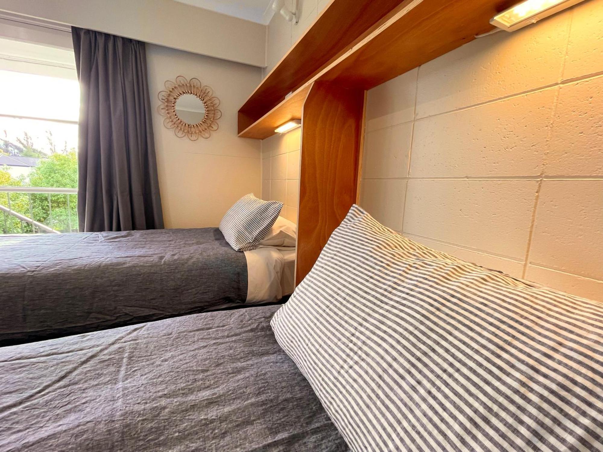 Te Anau Lakefront Backpackers Buitenkant foto A bedroom at the hotel