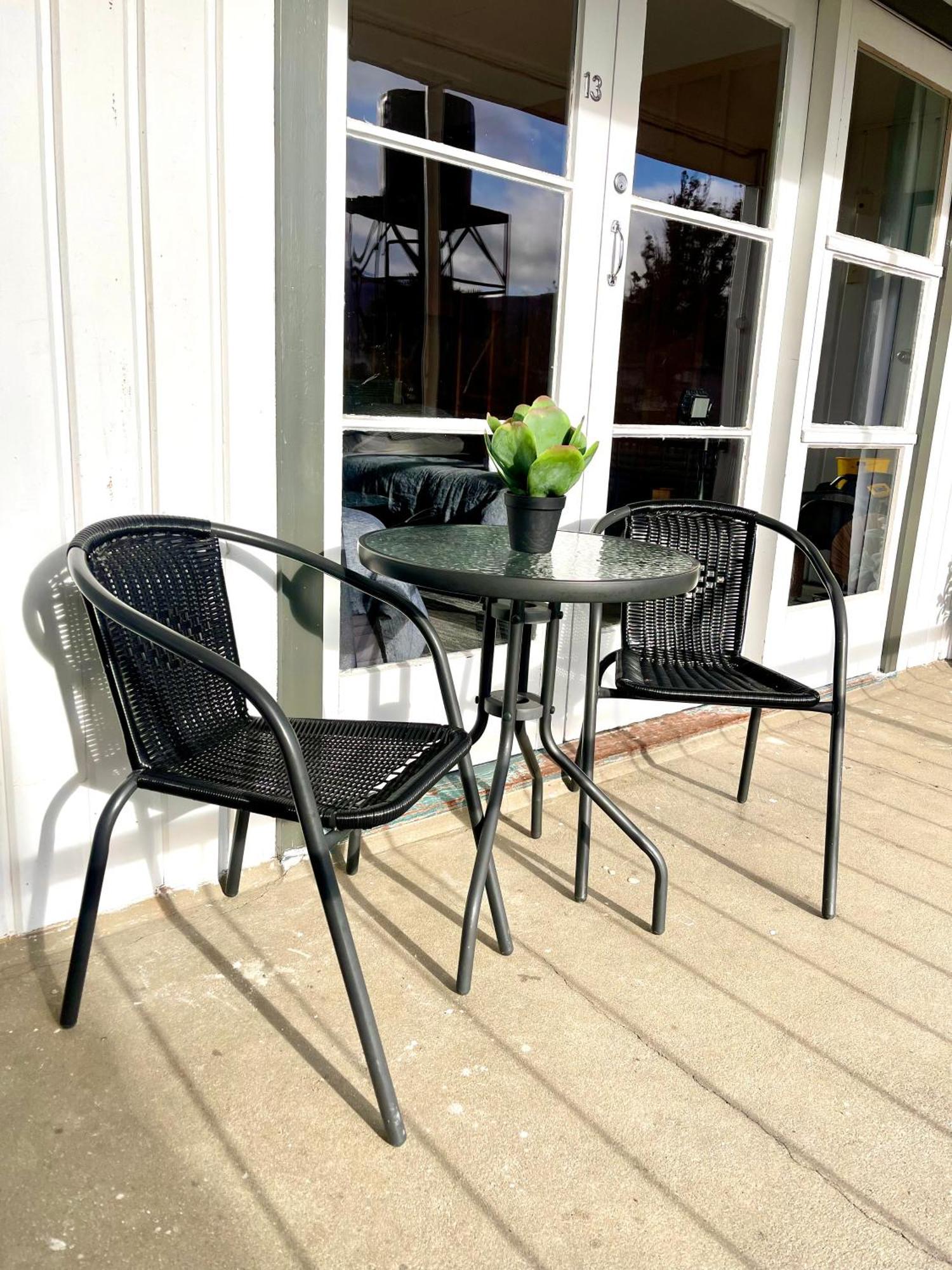 Te Anau Lakefront Backpackers Buitenkant foto Bistro set