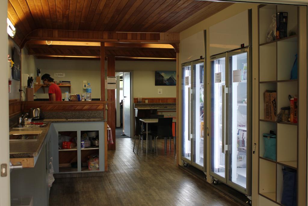 Te Anau Lakefront Backpackers Buitenkant foto The kitchen at the station