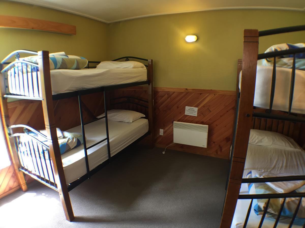 Te Anau Lakefront Backpackers Buitenkant foto A typical dorm room at a hostel