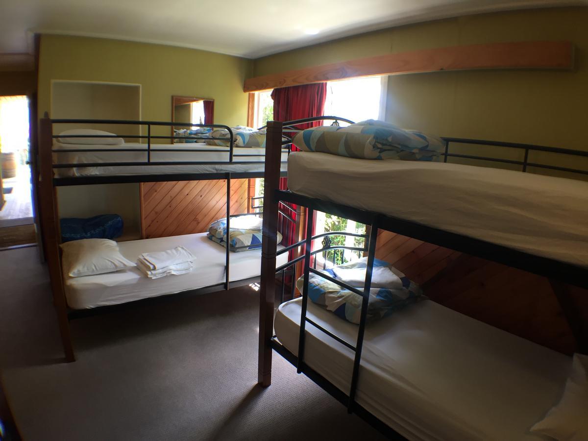 Te Anau Lakefront Backpackers Buitenkant foto A typical dorm room at a hostel