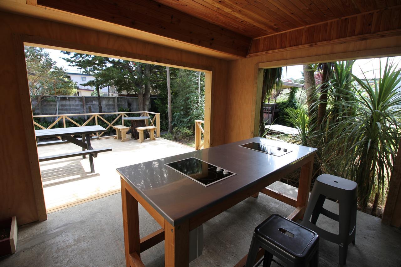Te Anau Lakefront Backpackers Buitenkant foto A small outdoor kitchen in Japan
